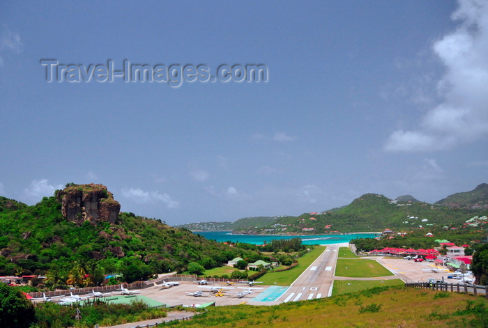 saint-barthelemy29: Plaine de la Tourmente, Saint Jean, St. Barts / Saint-Barthélemy: Gustaf III Airport - the landing strip is short and leads straight into the sea - Saint Barthélemy Airport - Aérodrome de St Jean (IATA: SBH, ICAO: TFFJ) - photo by M.Torres - (c) Travel-Images.com - Stock Photography agency - Image Bank