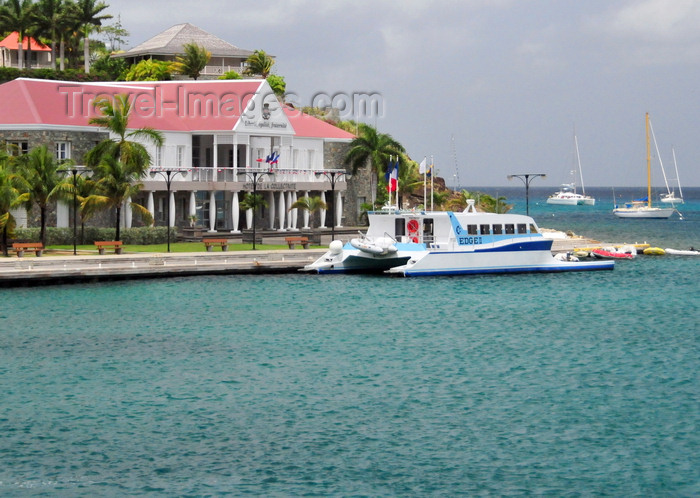 saint-barthelemy32: Gustavia, St. Barts / Saint-Barthélemy: Hôtel de la Collectivité and ferry Edge II, the boat to Saint-Martin - La Pointe - photo by M.Torres - (c) Travel-Images.com - Stock Photography agency - Image Bank