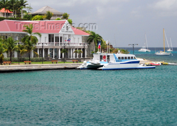 saint-barthelemy32: Gustavia, St. Barts / Saint-Barthélemy: Hôtel de la Collectivité and ferry Edge II, the boat to Saint-Martin - La Pointe - photo by M.Torres - (c) Travel-Images.com - Stock Photography agency - Image Bank