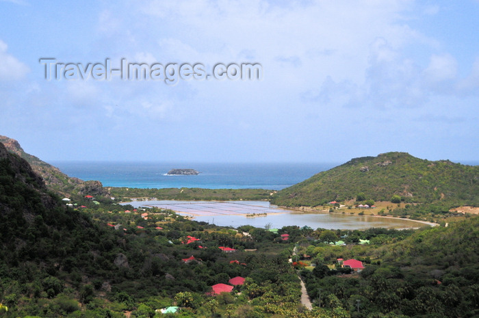saint-barthelemy5: Anse de Grande Saline, St. Barts / Saint-Barthélemy: the old salt pans flanked by two high hills - Ile Coco in the distance - photo by M.Torres - (c) Travel-Images.com - Stock Photography agency - Image Bank