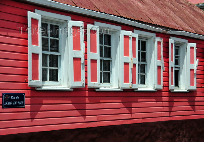 saint-barthelemy50: Gustavia, St. Barts / Saint-Barthélemy: bright Caribbean colors - pink cottage - windows with shutters - Rue Bord de Mer, Place d'Armes - photo by M.Torres - (c) Travel-Images.com - Stock Photography agency - Image Bank