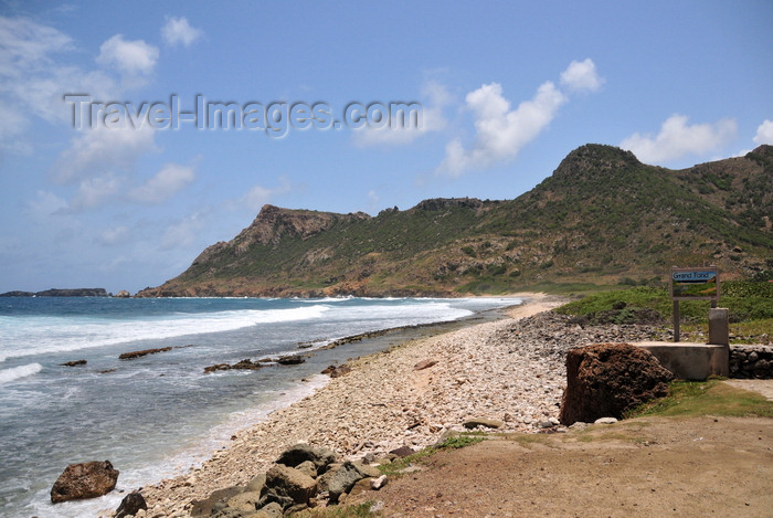 saint-barthelemy7: Anse du Grand Fond, St. Barts / Saint-Barthélemy: coastal view - pebbly coral beach - Morne Rouge, 'Washing Machine', and Ile Coco - photo by M.Torres - (c) Travel-Images.com - Stock Photography agency - Image Bank