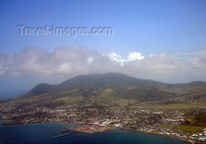 saint-kitts-nevis1: Basseterre, St Kitts, St Kitts and Nevis: the Kittitian capital and the island seen from the air - Mount Liamuiga in the clouds - photo by M.Torres - (c) Travel-Images.com - Stock Photography agency - Image Bank