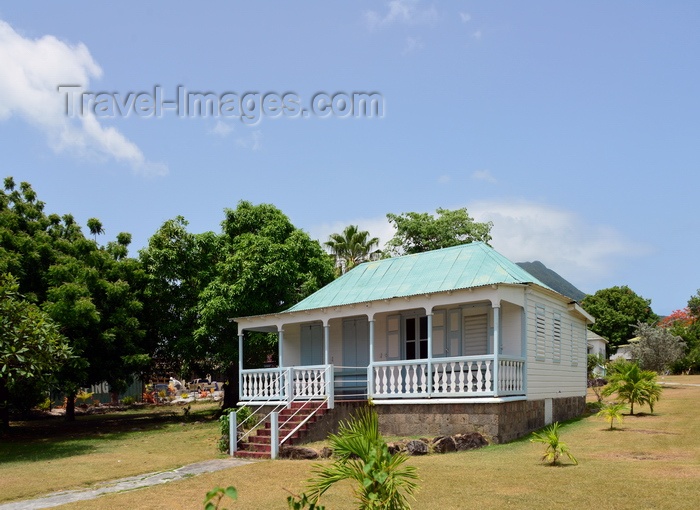 saint-kitts-nevis67: Charlestown, Nevis, St Kitts and Nevis: Creole chalet - tradional architecture on Old Hospital Road - photo by M.Torres - (c) Travel-Images.com - Stock Photography agency - Image Bank