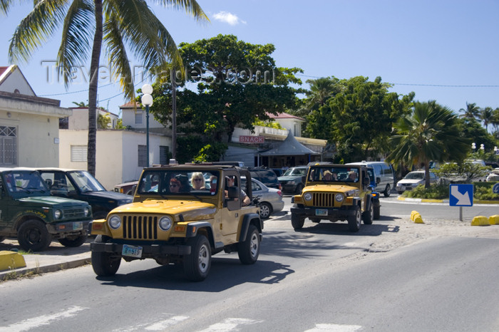 saint-martin17: Saint Martin - Marigot: tourists in 4WDs - photo by D.Smith - (c) Travel-Images.com - Stock Photography agency - Image Bank