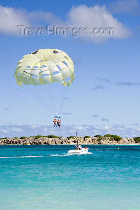 saint-martin37: St. Martin - Orient Beach: tandem para-gliding - photo by D.Smith - (c) Travel-Images.com - Stock Photography agency - Image Bank