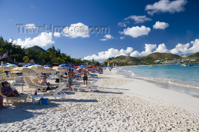 saint-martin39: St. Martin - Orient Beach: beach and Baie Orientale II - photo by D.Smith - (c) Travel-Images.com - Stock Photography agency - Image Bank