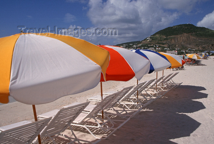 saint-martin56: Philipsburg, Sint Maarten, Netherlands Antilles: deck chairs and beach umbrellas - photo by S.Dona' - (c) Travel-Images.com - Stock Photography agency - Image Bank