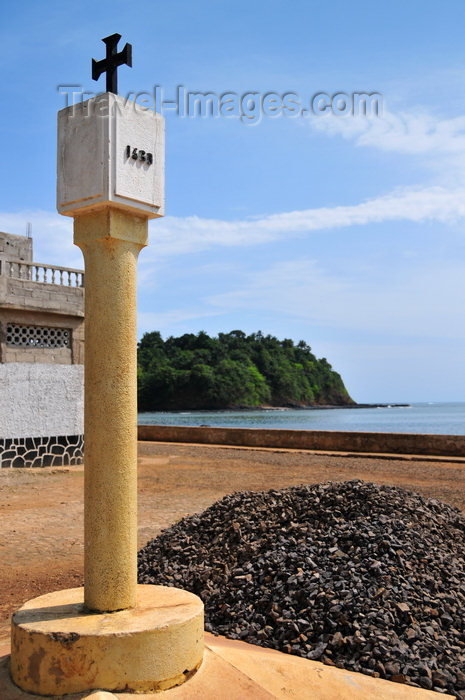 sao-tome102: Santana, Cantagalo district, São Tomé and Prícipe / STP: replica of a Portuguese padrão - 1460 / réplica de um padrão dos descobrimentos - photo by M.Torres - (c) Travel-Images.com - Stock Photography agency - Image Bank