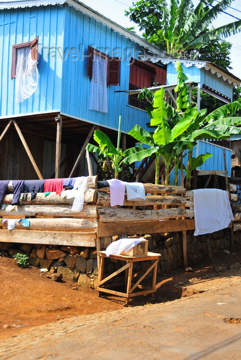 sao-tome103: Santana, Cantagalo district, São Tomé and Prícipe / STP: wooden house with traditional eaves / casa de madeira com beirados tradicionais - photo by M.Torres - (c) Travel-Images.com - Stock Photography agency - Image Bank