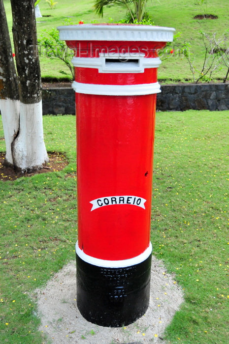 sao-tome104: Santana, Cantagalo district, São Tomé and Prícipe / STP: old Portuguese red post-box / velho marco de correio dos CTT - photo by M.Torres - (c) Travel-Images.com - Stock Photography agency - Image Bank