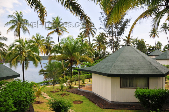 sao-tome105: Santana, Cantagalo district, São Tomé and Prícipe / STP: bungallows, coconut trees and the Ocean - Hotel Club Santana Resort / bungallows, coqueiros e o mar - photo by M.Torres - (c) Travel-Images.com - Stock Photography agency - Image Bank