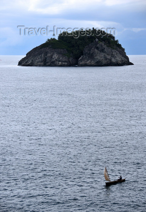 sao-tome106: Santana, Cantagalo district, São Tomé and Prícipe / STP: small fishing boat and Santana islet - view from Santana Club Resort / barco de pesca e Ilhéu Santana, visto do miradouro do Resort Club Santana - photo by M.Torres - (c) Travel-Images.com - Stock Photography agency - Image Bank