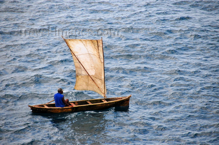 sao-tome107: Santana, Cantagalo district, São Tomé and Prícipe / STP: fisherman enters the Ocean is fragile sailing boat / pescador numa frágil casca de noz - photo by M.Torres - (c) Travel-Images.com - Stock Photography agency - Image Bank