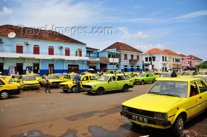 sao-tome11: São Tomé, São Tomé and Príncipe / STP: yellow taxis on Conceição avenue - old Toyotas - Portuguese houses across the market / taxis amarelos na Avenida Conceição - vivendas Portuguesas em frente ao mercado - photo by M.Torres - (c) Travel-Images.com - Stock Photography agency - Image Bank