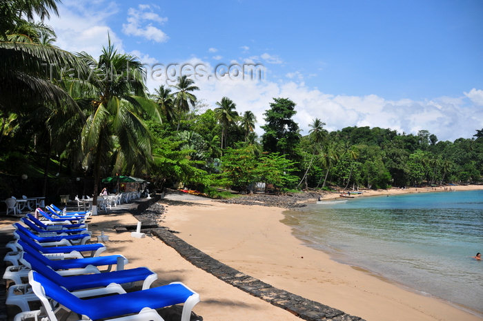 sao-tome111: Santana, Cantagalo district, São Tomé and Prícipe / STP: beach chairs - Hotel Club Santana Resort / dadeiras de praia - photo by M.Torres - (c) Travel-Images.com - Stock Photography agency - Image Bank