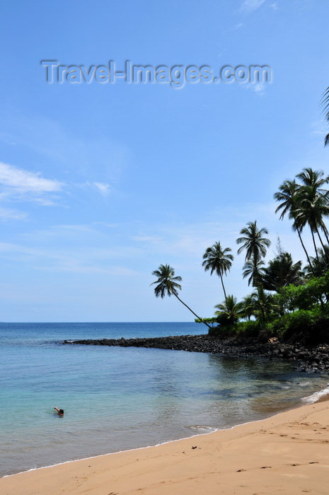 sao-tome114: Santana, Cantagalo district, São Tomé and Prícipe / STP: horizon, coconut trees and beach - Hotel Club Santana Resort / horizonte, coqueiros e praia - photo by M.Torres - (c) Travel-Images.com - Stock Photography agency - Image Bank