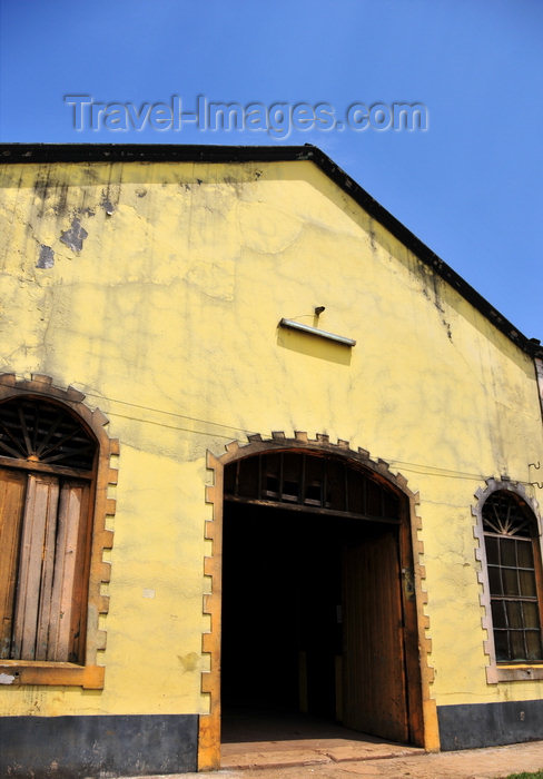 sao-tome115: Água Izé plantation / roça Água Izé, Cantagalo district, São Tomé and Prícipe / STP: old warehouse / velho armazém - photo by M.Torres - (c) Travel-Images.com - Stock Photography agency - Image Bank