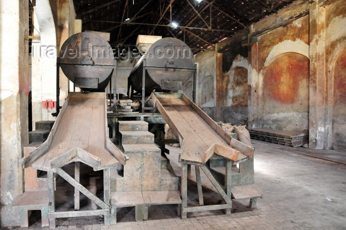 sao-tome116: Água Izé plantation / roça  Água Izé, Cantagalo district, São Tomé and Prícipe / STP: cocoa processing machinery / maquinaria para processamento do cacau - photo by M.Torres - (c) Travel-Images.com - Stock Photography agency - Image Bank