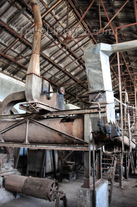 sao-tome117: Água Izé plantation / roça  Água Izé, Cantagalo district, São Tomé and Prícipe / STP: palm oil factory machines / máquinas na fábrica de óleo de palma - photo by M.Torres - (c) Travel-Images.com - Stock Photography agency - Image Bank