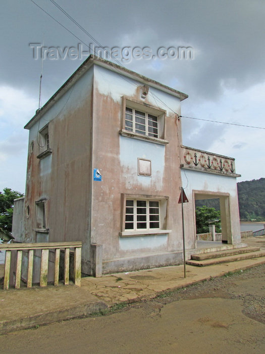 sao-tome12: Santo António, Príncipe island, São Tomé and Príncipe / STP: harbour building / administração do porto - photo by G.Frysinger - (c) Travel-Images.com - Stock Photography agency - Image Bank