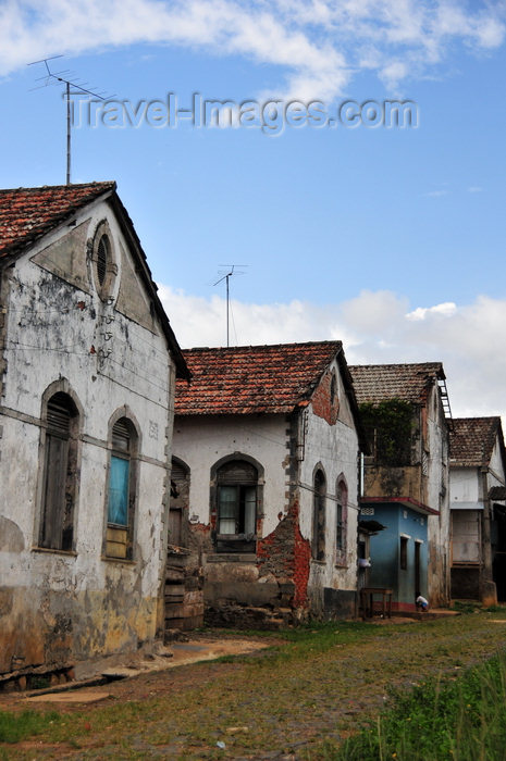 sao-tome121: Água Izé plantation / roça  Água Izé, Cantagalo district, São Tomé and Prícipe / STP: buildings of the old senzala, still used today - slave accomodation / os velhos pavilhões da senzala são ainda hoje o melhor alojamento disponível - photo by M.Torres - (c) Travel-Images.com - Stock Photography agency - Image Bank