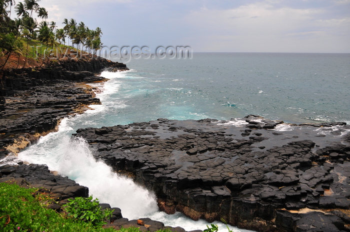 sao-tome125: Boca do Inferno, Cantagalo district, São Tomé and Prícipe / STP: Hell's Mouth blowhole / furna de sopro - photo by M.Torres - (c) Travel-Images.com - Stock Photography agency - Image Bank