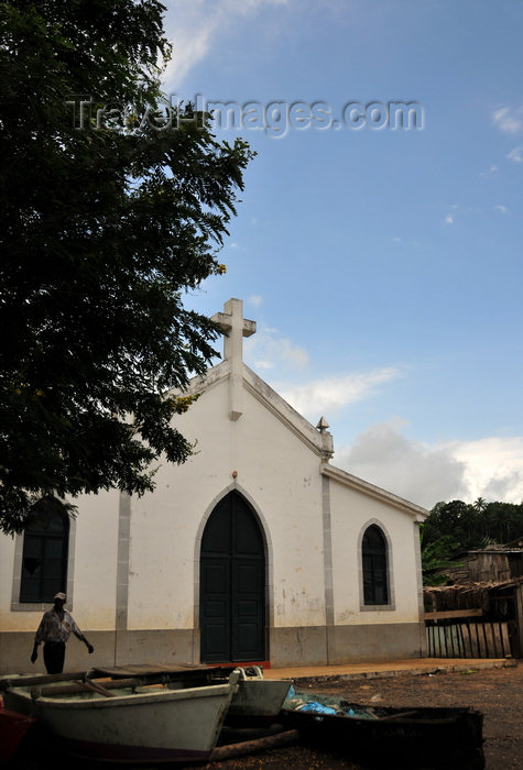 sao-tome128: Ribeira Afonso, Cantagalo district, São Tomé and Prícipe / STP: boats and church / barcos e igreja - photo by M.Torres - (c) Travel-Images.com - Stock Photography agency - Image Bank