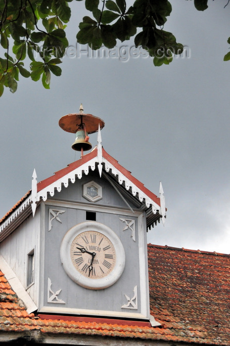 sao-tome132: Rio de Ouro plantation / Roça Rio de Ouro - Agostinho Neto, Lobata district, São Tomé and Prícipe / STP: clock at the old offices - built by A.Romero, Lisboa / relógio no edifício dos escritórios - contruído por A.Romero, Lisboa - photo by M.Torres - (c) Travel-Images.com - Stock Photography agency - Image Bank