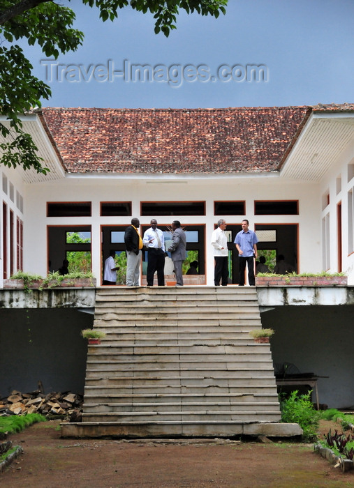 sao-tome136: Rio de Ouro plantation / Roça Rio de Ouro - Agostinho Neto, Lobata district, São Tomé and Príncipe / STP: Plantation house - local politicians entertain foreign diplomats - the post independence local elite allowed the hospital to become a ruin, but still makes good use of the mansion / Casa Grande - políticos indígenas recebem diplomatas - photo by M.Torres - (c) Travel-Images.com - Stock Photography agency - Image Bank