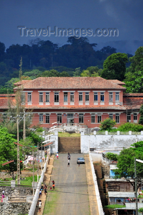 sao-tome140: Rio de Ouro plantation / Roça Rio de Ouro - Agostinho Neto, Lobata district, São Tomé and Príncipe / STP: plantation hospital, now in ruins - the plantation / hospital da roça, agora abandonado, combatia o paludismo e outras doenças tropicais - photo by M.Torres - (c) Travel-Images.com - Stock Photography agency - Image Bank