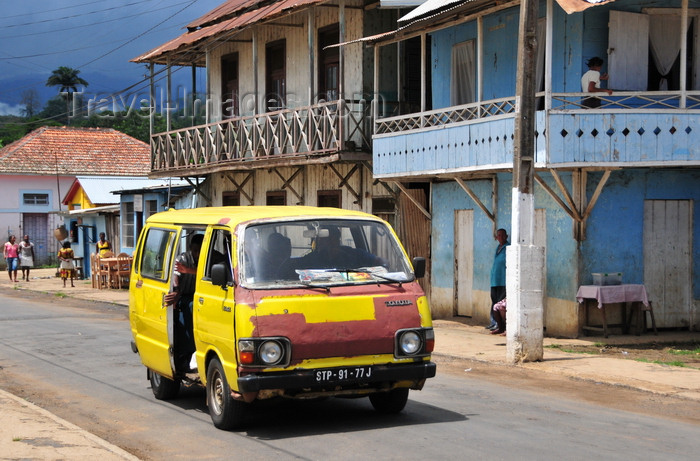 sao-tome141: Guadalupe, Lobata district, São Tomé and Príncipe / STP: wooden houses and battered Toyota shared taxi / casas de madeira e velho taxi Toyota - photo by M.Torres - (c) Travel-Images.com - Stock Photography agency - Image Bank