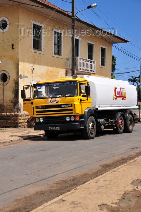 sao-tome142: Guadalupe, Lobata district, São Tomé and Príncipe / STP: oil truck and colonial building / camião cisterna - Combóleo - photo by M.Torres - (c) Travel-Images.com - Stock Photography agency - Image Bank