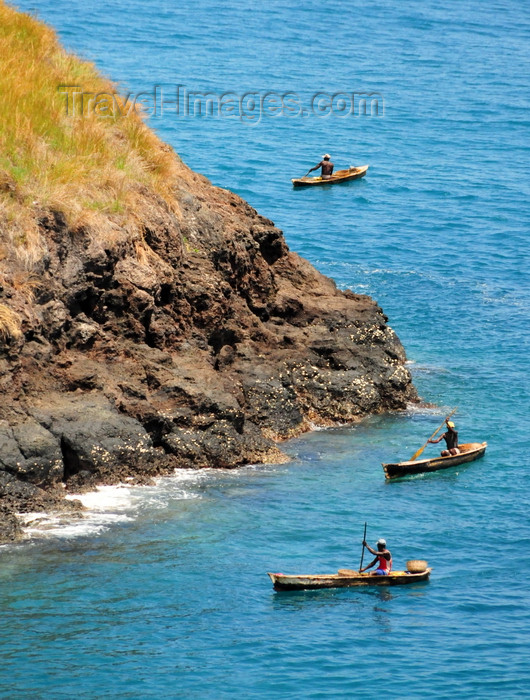 sao-tome153: Lagoa Azul, Lobata district, São Tomé and Príncipe / STP: fishermen return / regresso dos pescadores - dongos - photo by M.Torres - (c) Travel-Images.com - Stock Photography agency - Image Bank