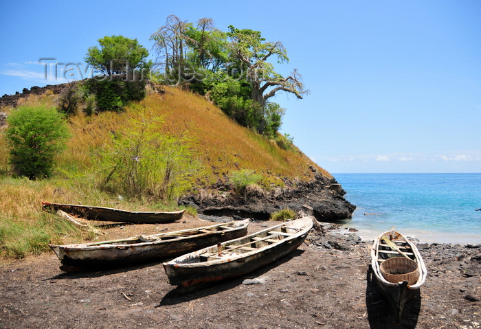 sao-tome157: Lagoa Azul, Lobata district, São Tomé and Príncipe / STP: fishing boats on the beach / barcos de pesca na praia - dongos - photo by M.Torres - (c) Travel-Images.com - Stock Photography agency - Image Bank