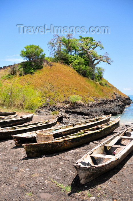 sao-tome158: Lagoa Azul, Lobata district, São Tomé and Príncipe / STP: fishing boats rest on the beach / barcos de pesca descansam na praia - dongos - photo by M.Torres - (c) Travel-Images.com - Stock Photography agency - Image Bank