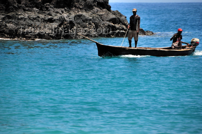 sao-tome159: Lagoa Azul, Lobata district, São Tomé and Príncipe / STP: fishermen in their motorized canoe / pescadores numa canoa com motor - dongo - photo by M.Torres - (c) Travel-Images.com - Stock Photography agency - Image Bank