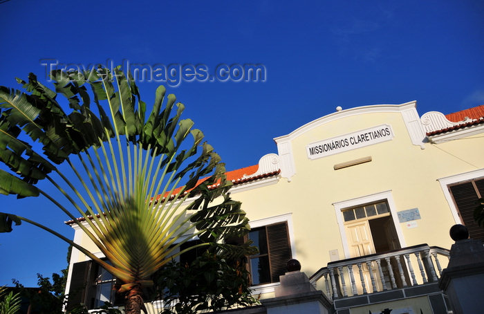 sao-tome16: Trindade, Mé-Zóchi district, São Tomé and Príncipe / STP:  building of the Claretians - Missionary Sons of the Immaculate Heart of Mary and Traveller's Palm - Ravenala madagascariensis / edifício dos Missionários Claretianos e Árvore-do-viajante - photo by M.Torres - (c) Travel-Images.com - Stock Photography agency - Image Bank