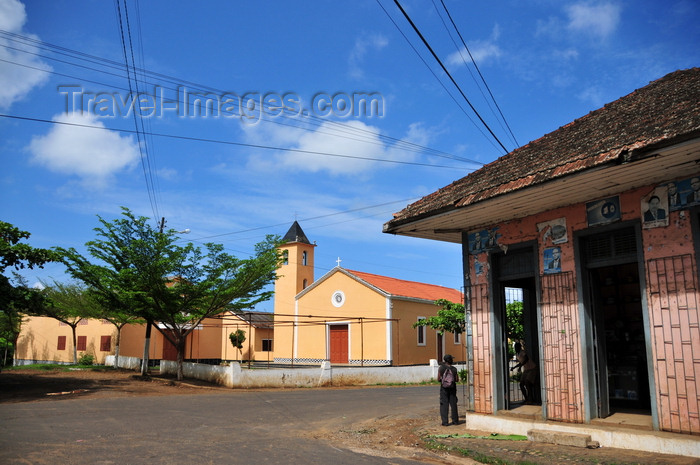 sao-tome168: Santo Amaro, Lobata district, São Tomé and Príncipe / STP: shop and church / loja e igreja - photo by M.Torres - (c) Travel-Images.com - Stock Photography agency - Image Bank