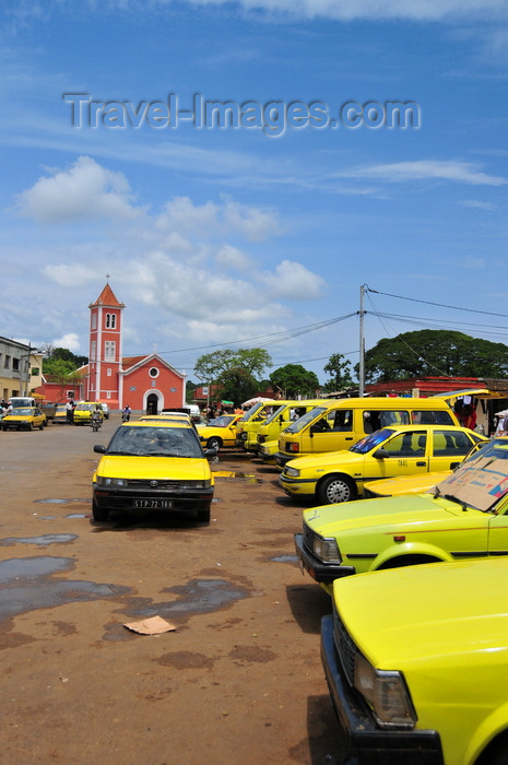 sao-tome17: São Tomé, São Tomé and Príncipe / STP: yellow taxis on Conceição avenue - old Toyotas - Conceição church in the background / taxis amarelos na Avenida Conceição - igreja da Conceição em fundo - photo by M.Torres - (c) Travel-Images.com - Stock Photography agency - Image Bank