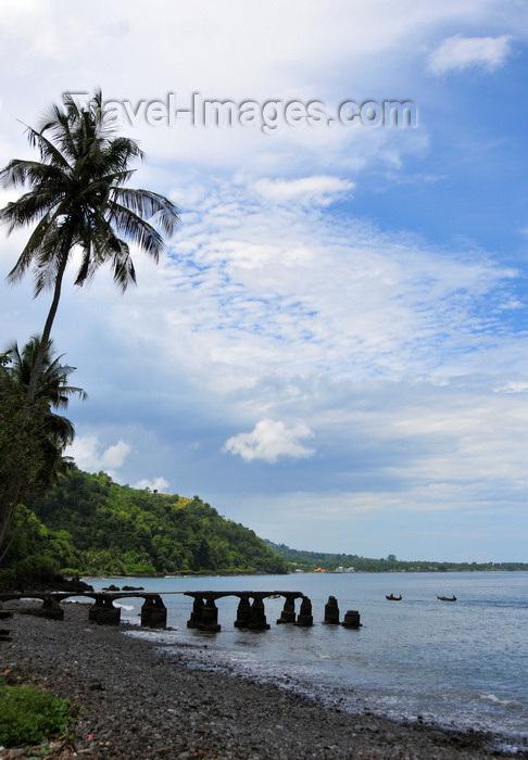 sao-tome175: Ribeira Funda, Lembá district, São Tomé and Príncipe / STP: ruined pier / velho cais em ruínas - embarcadouro - photo by M.Torres - (c) Travel-Images.com - Stock Photography agency - Image Bank