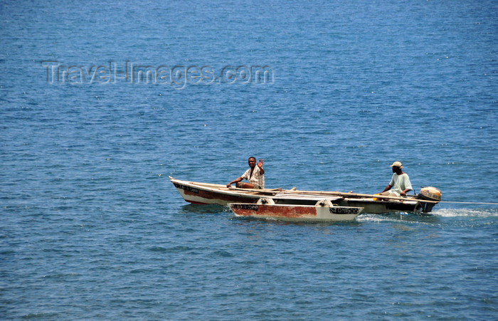 sao-tome178: Neves, Lembá district, São Tomé and Príncipe / STP: fishermen in an outrigger / pescadores num mini-catamaran - photo by M.Torres - (c) Travel-Images.com - Stock Photography agency - Image Bank