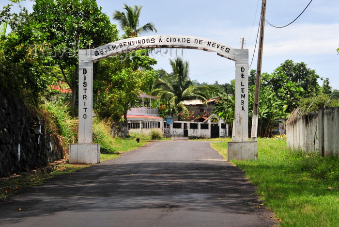 sao-tome179: Neves, Lembá district, São Tomé and Príncipe / STP: town gate / benvindas na entrada da vila - photo by M.Torres - (c) Travel-Images.com - Stock Photography agency - Image Bank