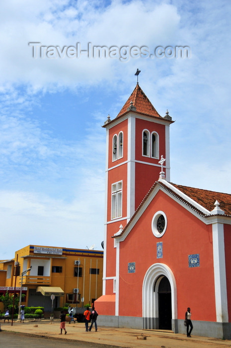 sao-tome18: São Tomé, Água Grande, São Tomé and Príncipe / STP: Church of Our Lady of the Conception and Baía hotel - 'Boa Conceição'/ Igreja de N. Sra. da Conceição and Hotel Residêncial Baía - Avenida Conceição - photo by M.Torres - (c) Travel-Images.com - Stock Photography agency - Image Bank