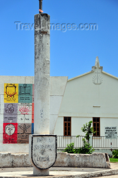 sao-tome180: Neves, Lembá district, São Tomé and Príncipe / STP: Portuguese pillory and apostolic church / pelorinho e igreja apostólica - photo by M.Torres - (c) Travel-Images.com - Stock Photography agency - Image Bank