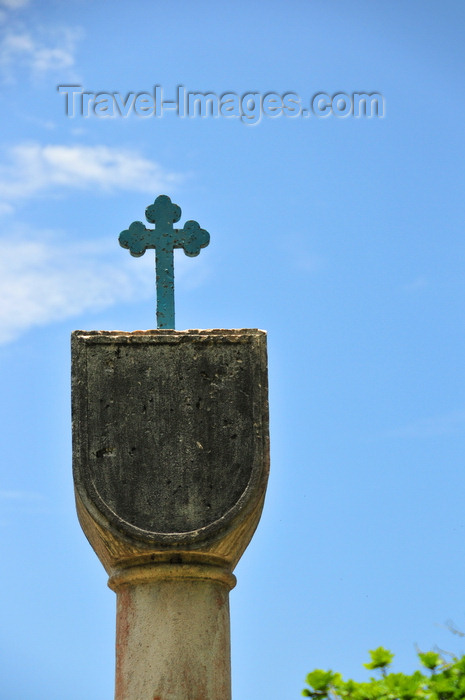 sao-tome184: Anambó / Anabom, Lembá district, São Tomé and Príncipe / STP: Portuguese padrão with cross - marking the arrival of the first of men on the island, the Portuguese navigators João Santarém and Pêro Escobar in 1470 / padrão Português com cruz no síto da descoberta em 1470 - photo by M.Torres - (c) Travel-Images.com - Stock Photography agency - Image Bank