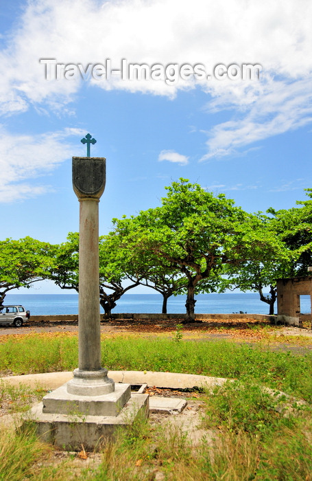 sao-tome185: Anambó / Anabom, Lembá district, São Tomé and Príncipe / STP: the island was discovered by the Portuguese navigators João Santarém and Pêro Escobar on December 21st 1470 - Portuguese padrão marking the original landing / padrão Português no síto do primeiro desembarque - a ilha foi descoberta por João Santarém e Pêro Escobar a 21 de Dezembro de 1470 - photo by M.Torres - (c) Travel-Images.com - Stock Photography agency - Image Bank