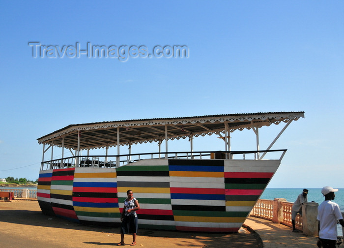 sao-tome189: Pantufo, Água Grande district, São Tomé and Príncipe / STP: boat shapped restaurant / restaurante em forma de barco - photo by M.Torres - (c) Travel-Images.com - Stock Photography agency - Image Bank