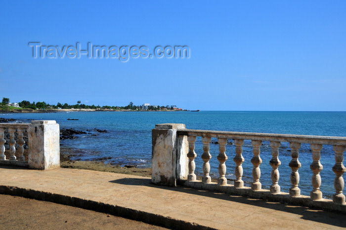 sao-tome192: Pantufo, Água Grande district, São Tomé and Príncipe / STP: balustrade on the waterfront avenue - view of the Pestana São Tomé Ocean Resort Hotel / balaústrada na marginal - vista do Pestana São Tomé Ocean Resort Hotel - photo by M.Torres - (c) Travel-Images.com - Stock Photography agency - Image Bank