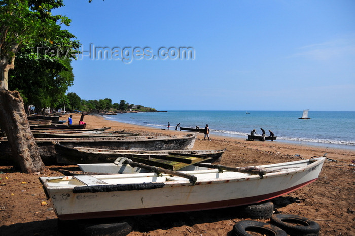 sao-tome194: Pantufo, Água Grande district, São Tomé and Príncipe / STP: boats rest on the beach / barcos descansam na praia - photo by M.Torres - (c) Travel-Images.com - Stock Photography agency - Image Bank